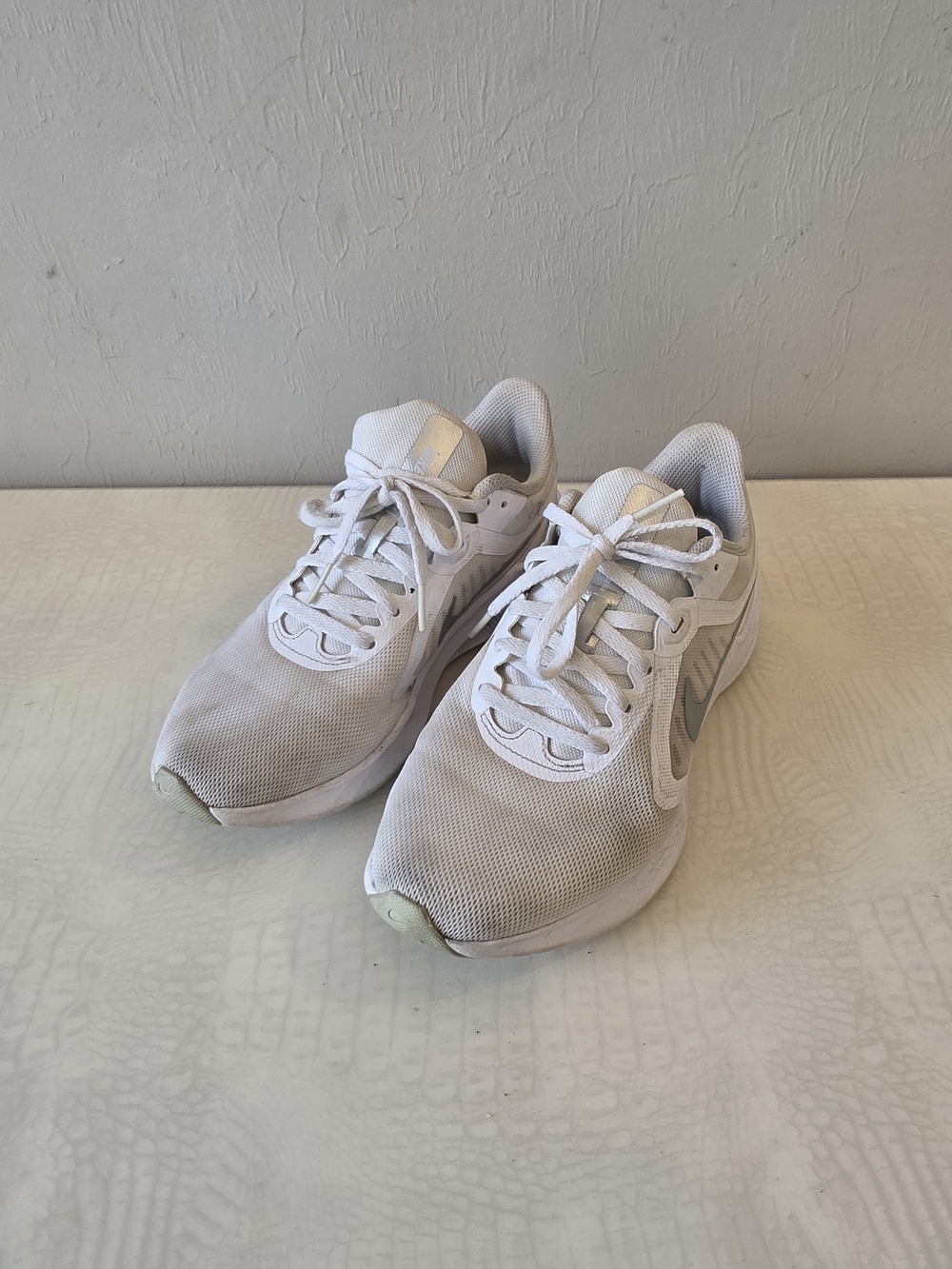 Nike Downshifter 10 White Silver Running Shoes Women’s Size 7